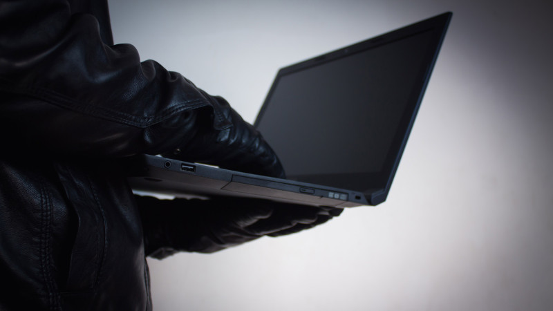 Kafedən notbuklar oğurlanıb: keçmiş məhkum tutulub