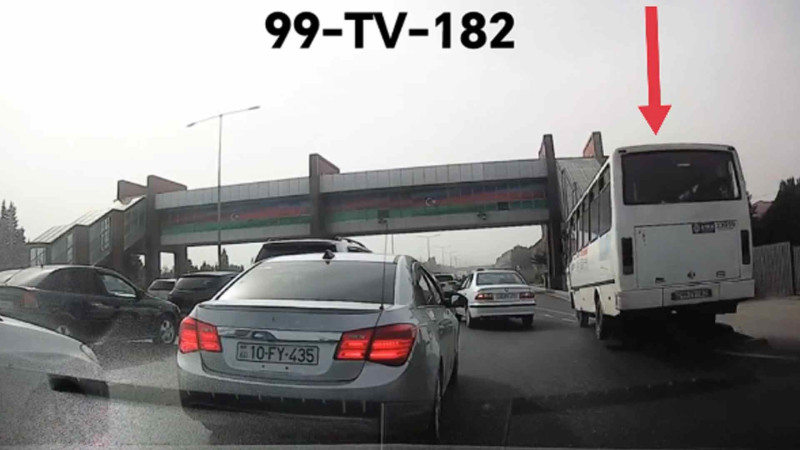 Sərnişin avtobusu bordürə çarpılıb