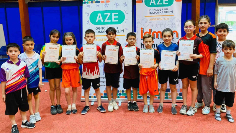 Yeniyetmə tennisçilər diplom uğrunda yarışıblar