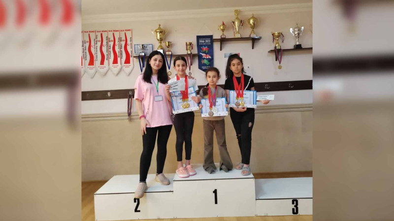 Yeniyetmə üzgüçülərimiz turnirdə 11 medal qazanıblar