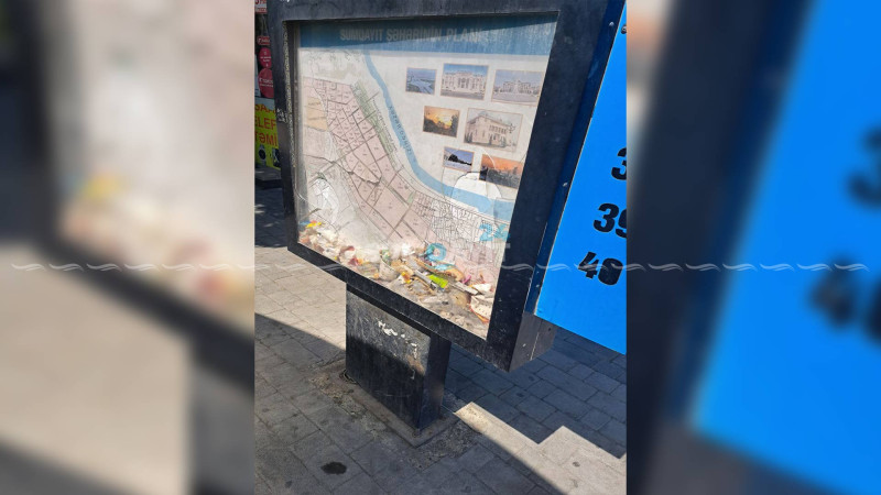 Sumqayıtda məlumat lövhəsi zibil qabına çevrilib