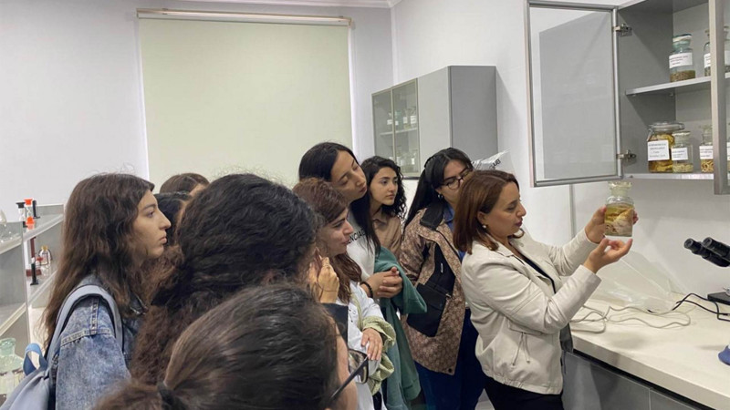 SDU-nun bir qrup tələbəsi Baytarlıq Elmi-Tədqiqat İnstitutuna ekskursiya edib
