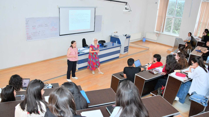 SABAH.Academy-nin təşkilatçılığı ilə SDU tələbələrinə dərs keçirilib