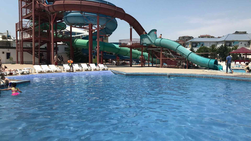 Novxanı çimərliyində uşağın qolu hovuzun borusunda ilişib