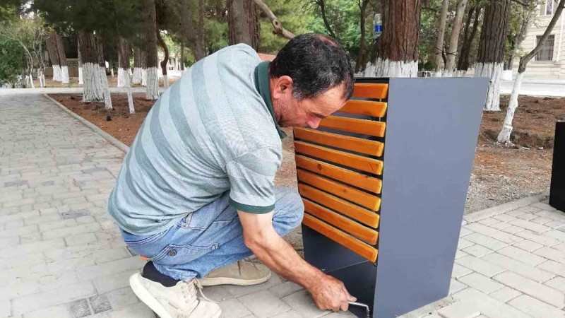 Bələdiyyə müxtəlif yerlərdə tullantı qabları qoydurub