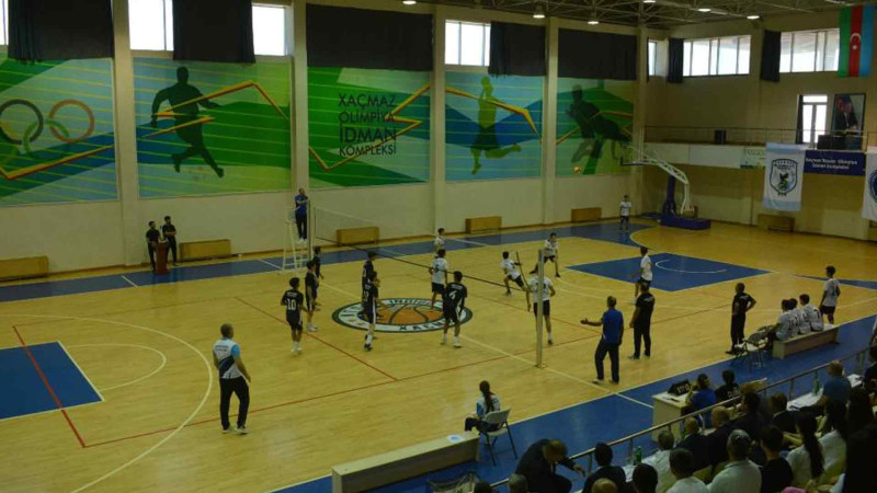 Yeniyetmə voleybolçular regional çempionatda mübarizə aparırlar