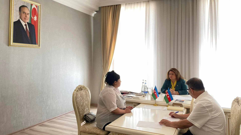 Millət vəkili Hicran Hüseynova seçicilərin müraciət və təkliflərini dinləyib
