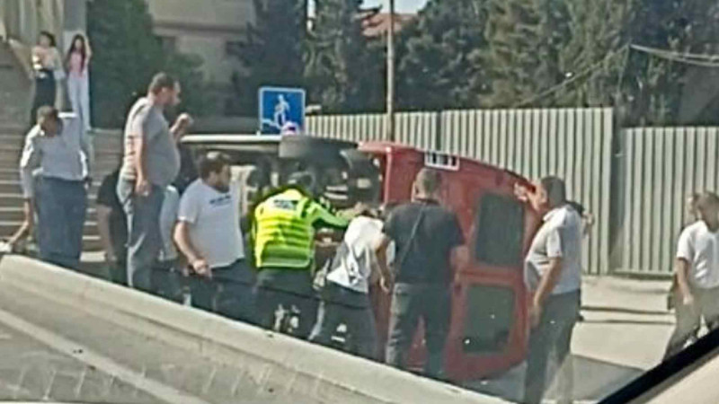 Sumqayıt yolunda mikroavtobus aşıb