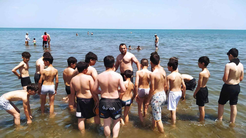 Şagirdlər çimərlik reqbisində yarışıblar