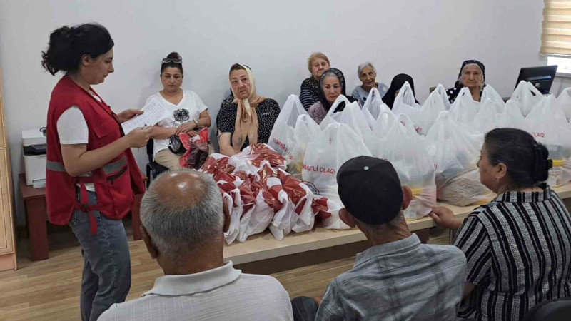 Sumqayıtda xeyriyyəçi ehtiyaclı ailələri sevindirib