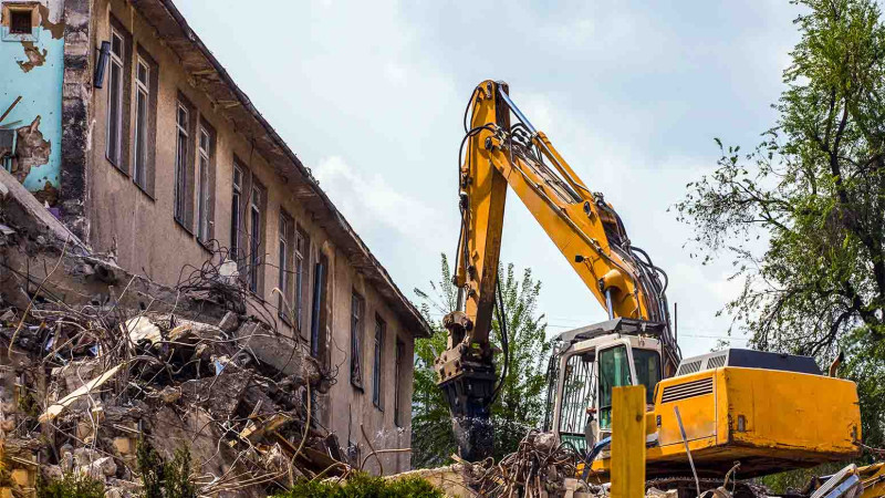 FHN Sarayda inşa olunan qanunsuz tikilini söküb