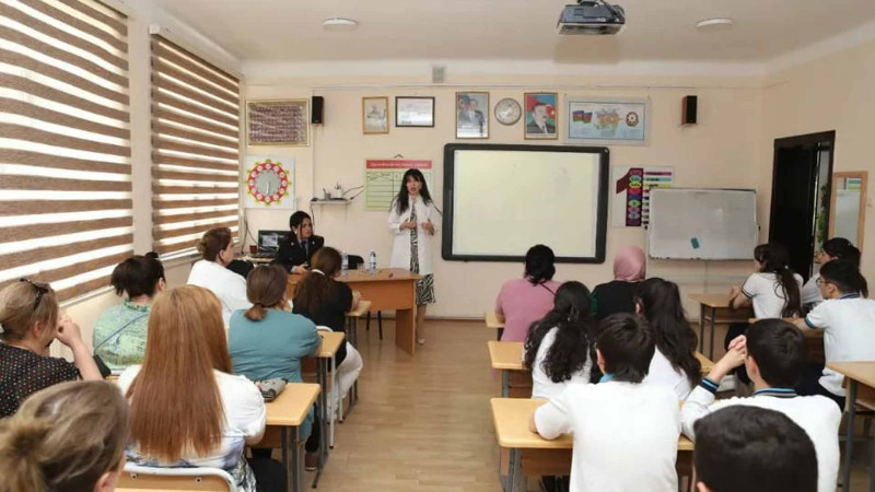 Şagird və valideynlərə erkən nikahın fəsadlarından danışılıb