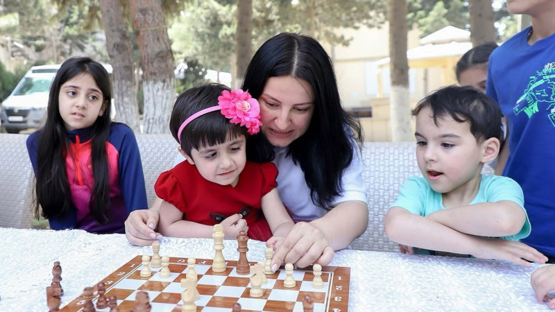 Zeynəb Məmmədyarova uşaq evinə baş çəkib