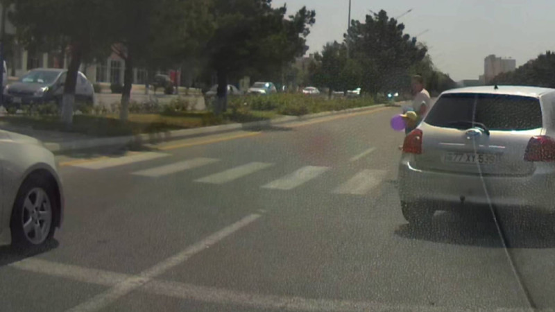 Piyadalara məhəl qoymadı, qırmızı işıqda keçdi