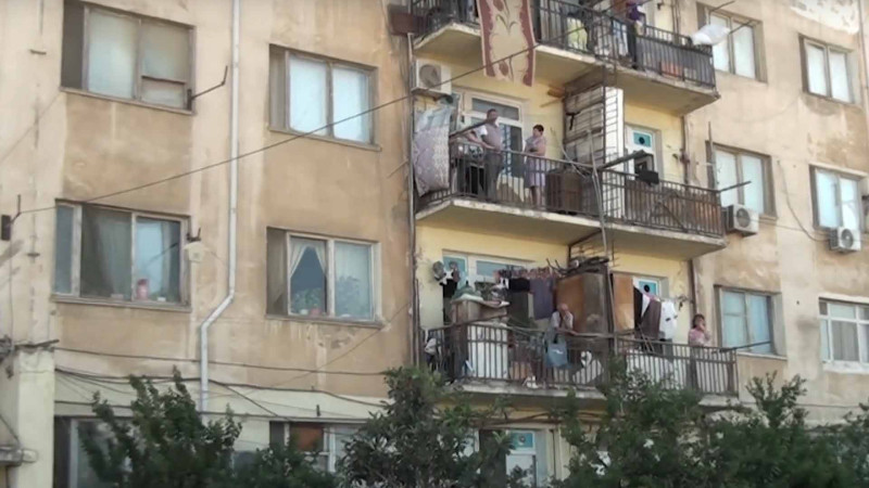5 saylı yataqxanada qonşu həmyaşıdının başına çəkiclə vurub