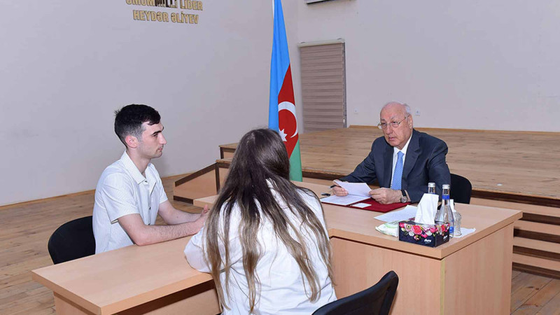 Zakir Fərəcov sakinlərin müraciətlərini dinləyib