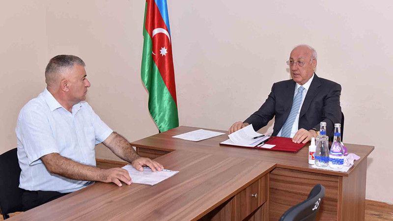 Şəhər rəhbəri sakinləri qəbul edib