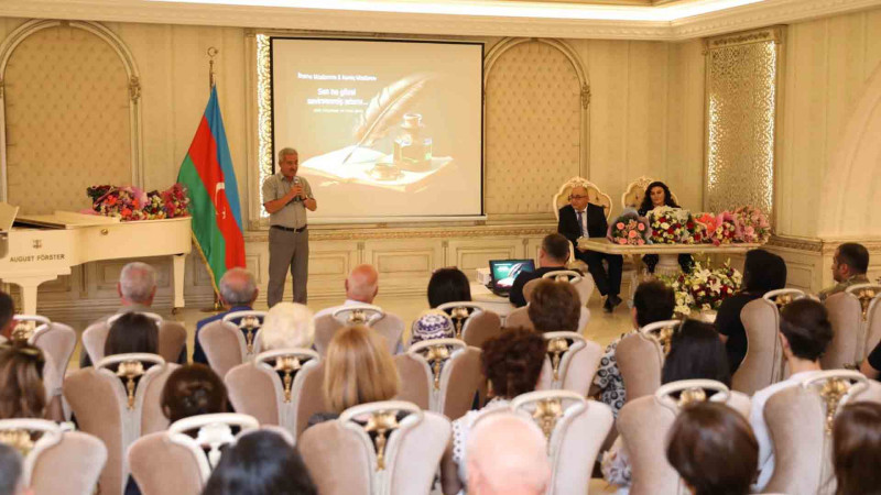 Heydər Əliyev Mərkəzində həkimin şeirlər kitabının təqdimatı keçirilib