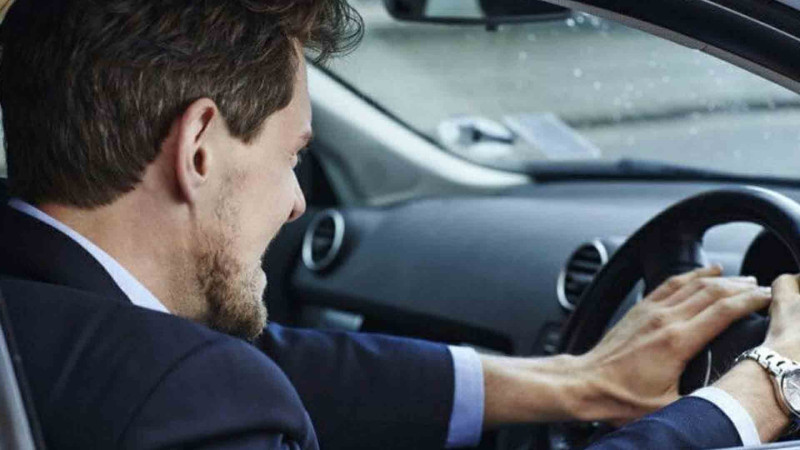 Ceyranbatanda sürücü siqnal üstündə döyülüb – HÖKM