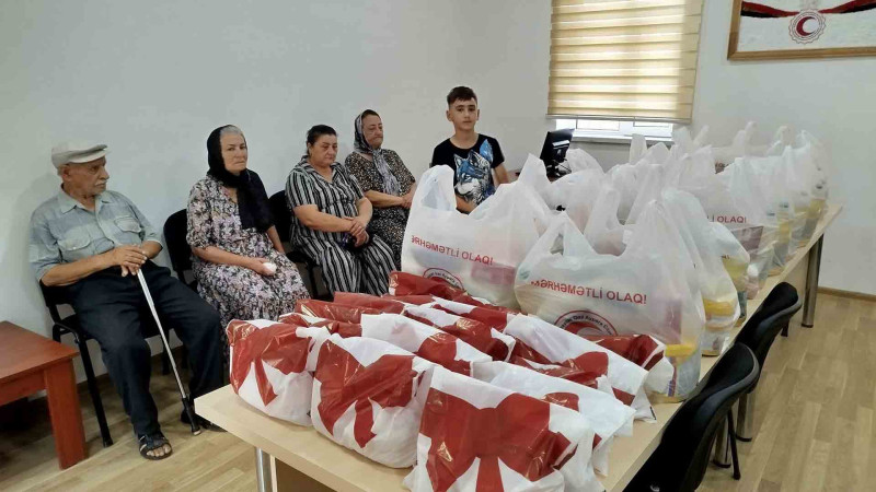 Xeyriyyəçi ailələrə sovqatlar paylayıb