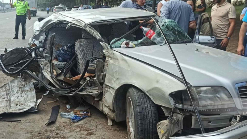 Avtomobil ağaca çarpılıb: iki nəfər ölüb