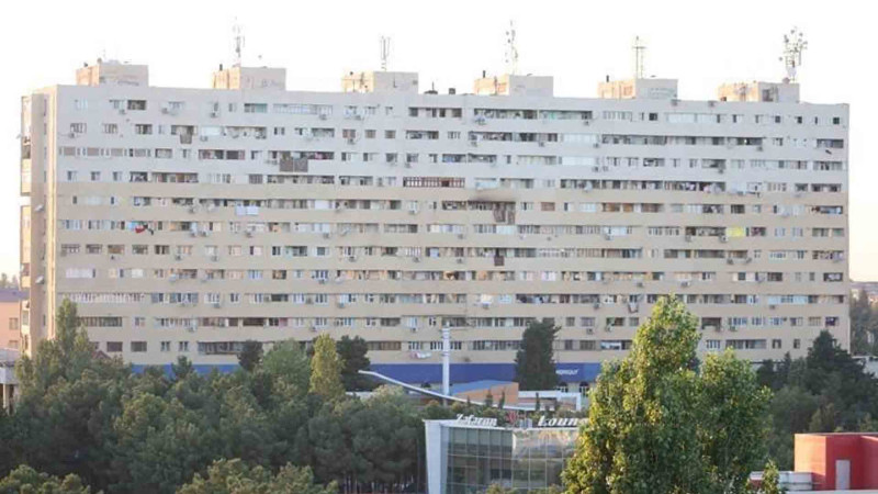 “14 mərtəbə”nin fasadı uçub