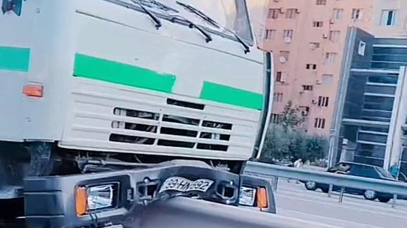 Bakı-Sumqayıt yolunda yük maşını arakəsməyə çarpılıb