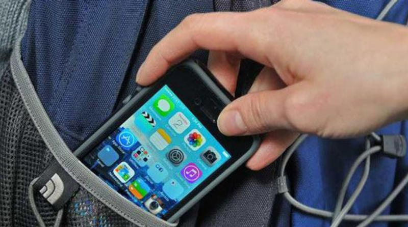 Əyləncə mərkəzində telefon oğurlanıb: yeniyetmələr saxlanılıblar