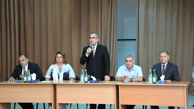 Deputatlığa namizəd təhsil işçiləri ilə görüşüb