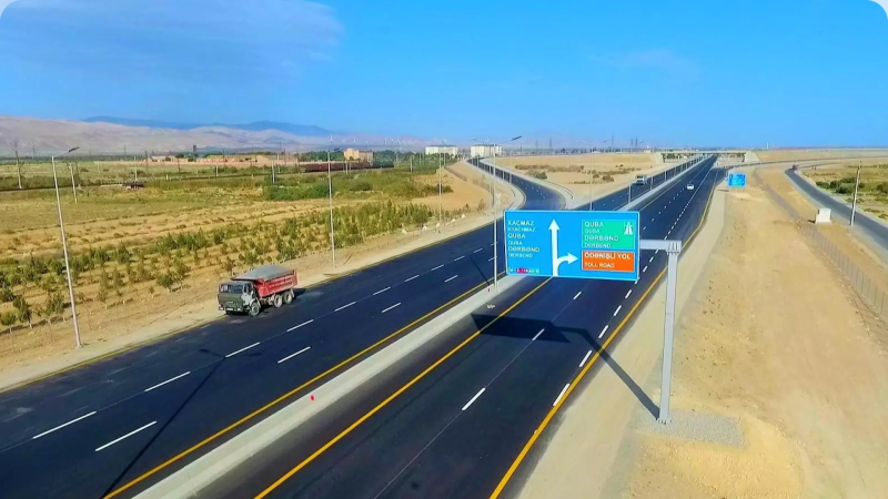 Ödənişli yolda “TIR” qəzaya uğrayıb