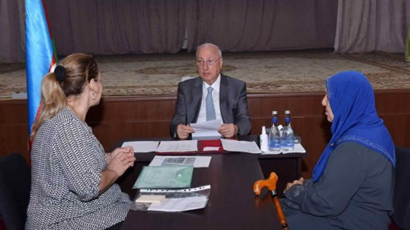 Zakir Fərəcov vətəndaşları dinləyib