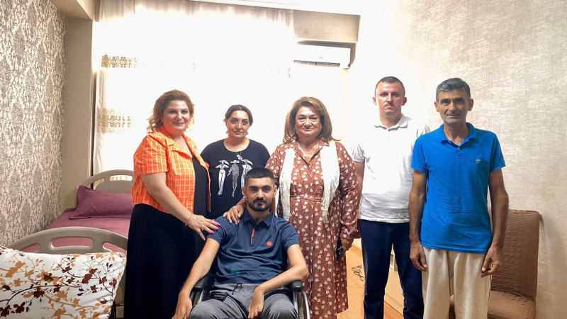 Hicran Hüseynova qazini ziyarət edib