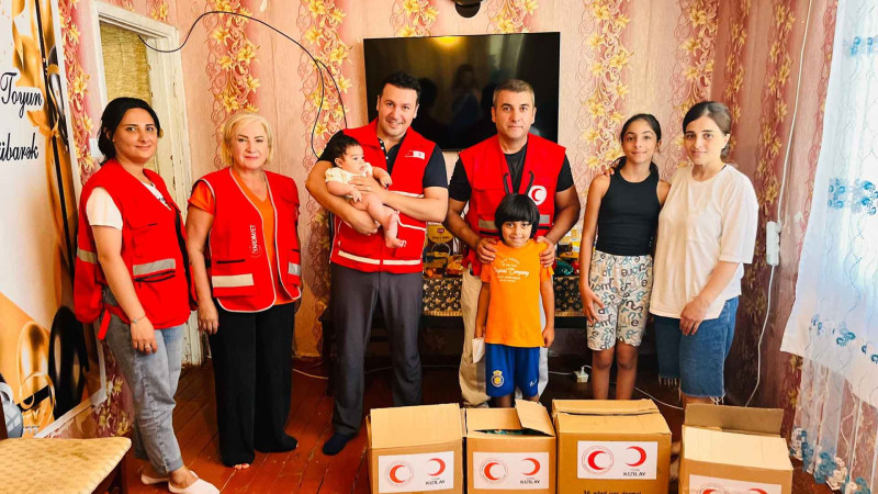 Xəstəlikdən əziyyət çəkən şəhər sakininə xüsusi qida çatdırılıb