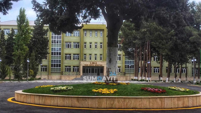 24 yaşlı gənc məktəbin önündə bıçaqlanıb