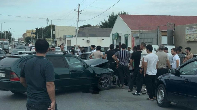 Sarayda 2 minik maşını toqquşub