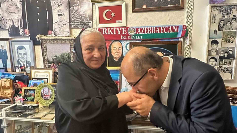 Türkiyəli diplomat Polad Həşimovun anasına baş çəkib