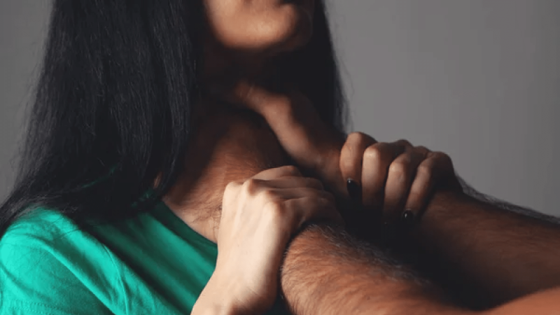 Münasibətdə olduğu tələbəni boğan müdir həbs olunub