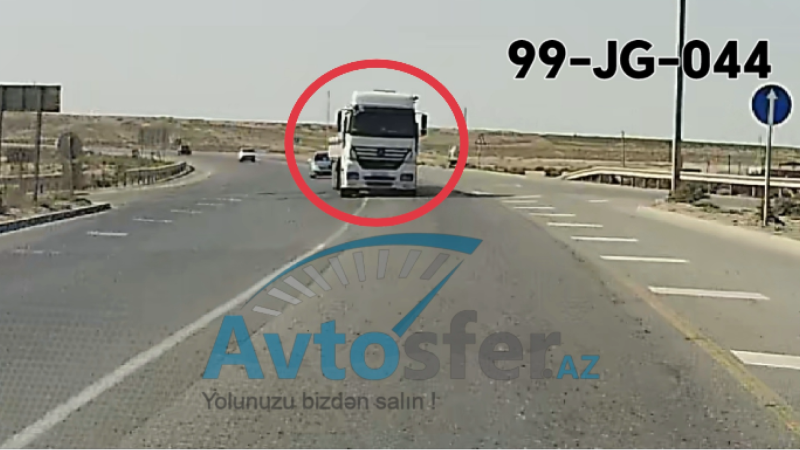 Fikri telefonda olan TIR sürücüsü maşınların üzərinə sürdü