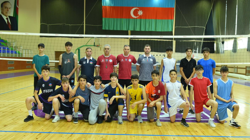 Yeniyetmə voleybolçular seçim xarakterli məşqlərə qatılıblar
