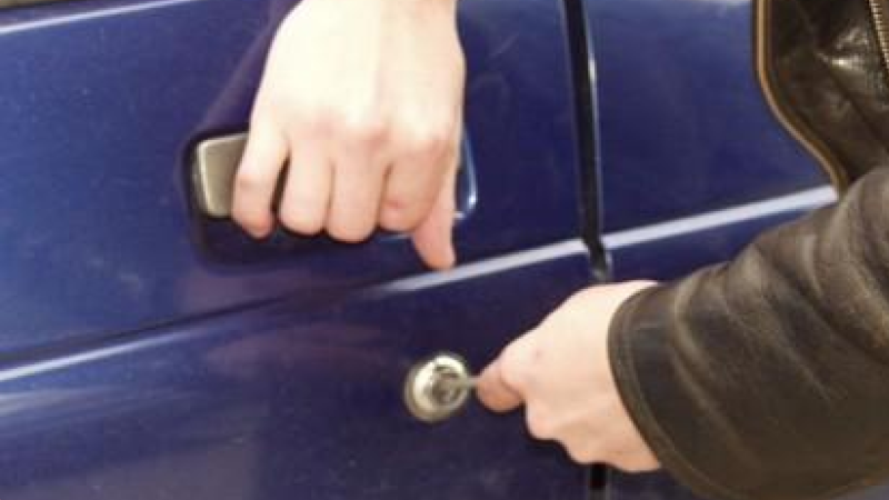 Sumqayıtda maşından telefon oğurlandı