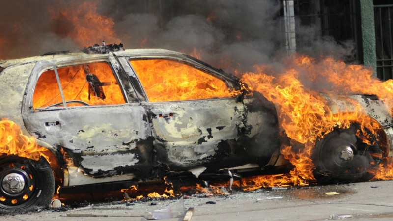 Sumqayıt yolunda maşın yanıb