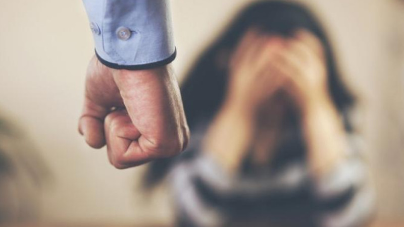 Qızı universitetə qəbul olmadığı üçün arvadını döyən şəxsin MƏHKƏMƏSİ