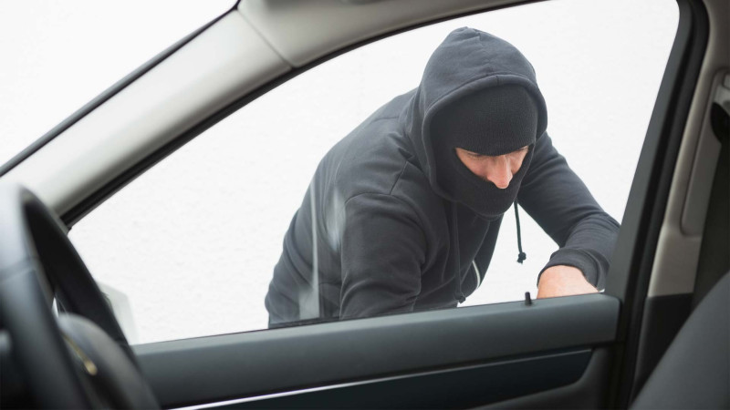 Sumqayıtda avtomobilin alın şüşəsi oğurlanıb