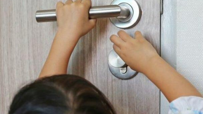 Mənzildə nəzarətsiz qalan uşaq xilas edilib