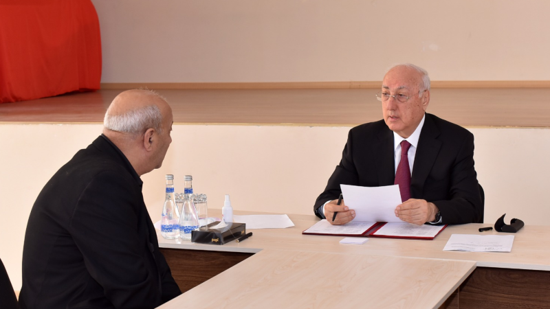 Şəhər rəhbəri sakinlərin problemlərini dinlədi