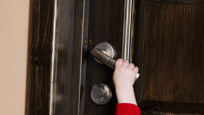 Mənzildə köməksiz qalan uşaq xilas edildi