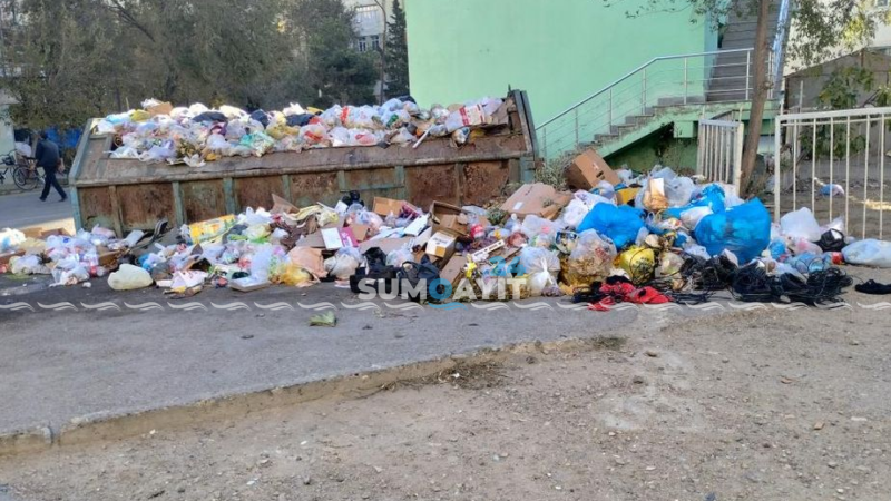 Bina sakinlərini çıxılmaz vəziyyətdə qoyan üfunət iyi