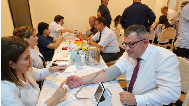 100-dən çox səhiyyə işçisi qanvermə aksiyasında iştirak edib