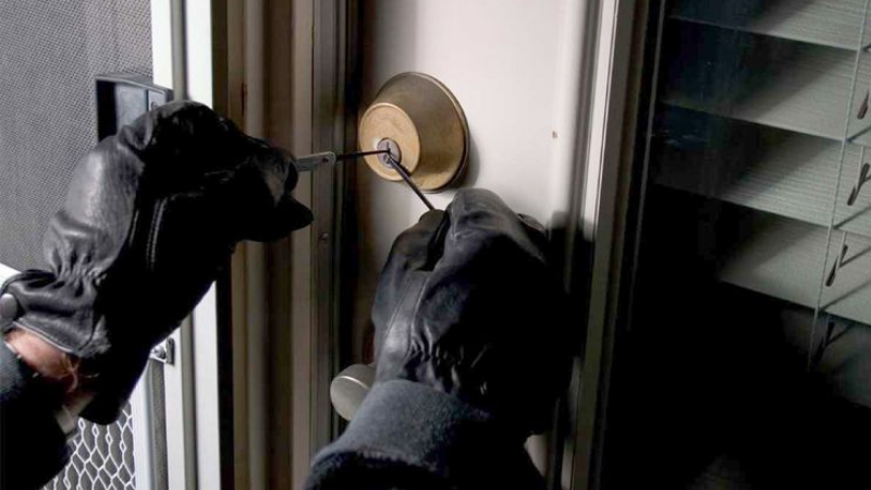 Daha bir evdən oğurluq: 3 nəfər saxlanıldı