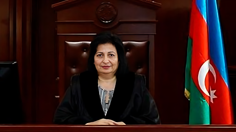 Tanınmış hakim təqaüdə çıxdı